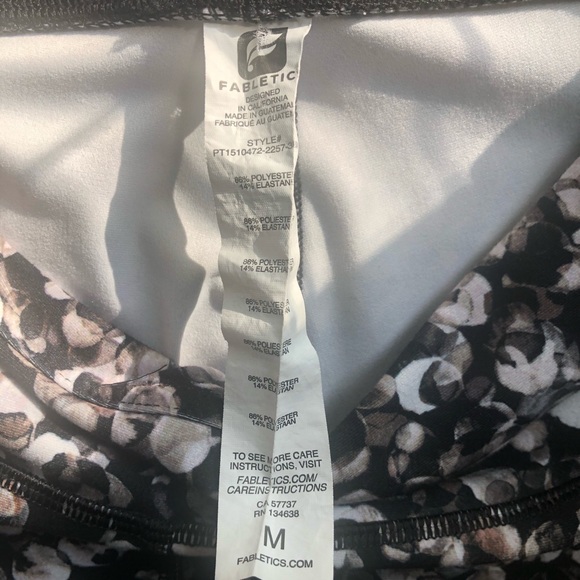 Fabletics mid-rise printed power hold leggings. - Picture 6 of 6